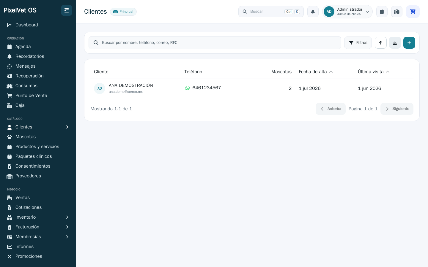 Lista de clientes de PixelVet OS con el buscador y los datos de contacto de cada tutor.