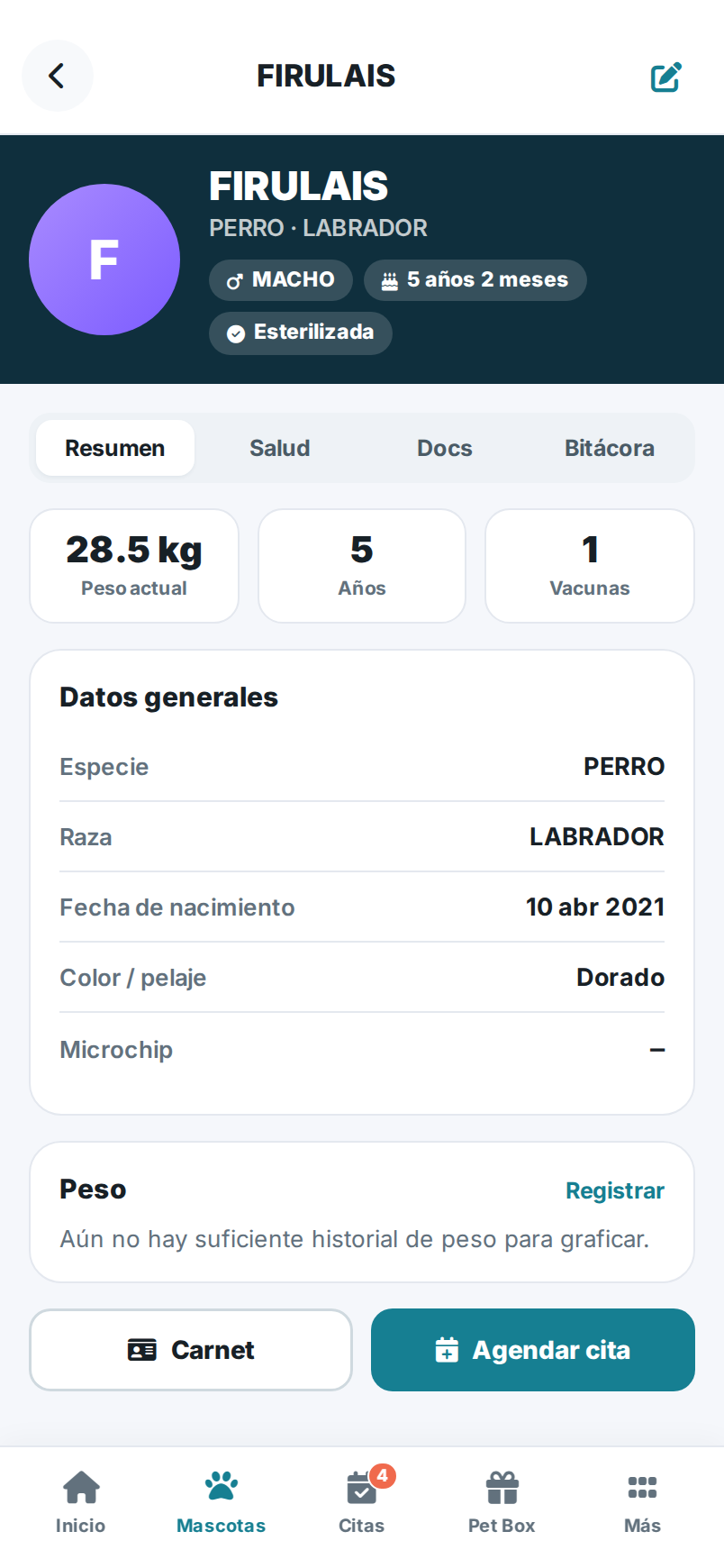 Ficha de una mascota en la app, con sus pestañas Resumen, Salud, Docs y Bitácora.